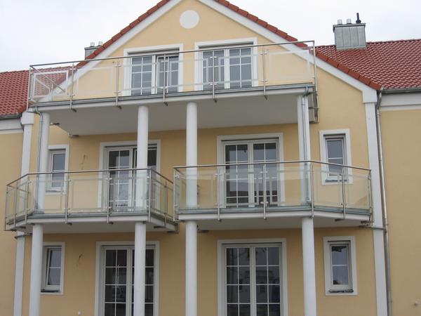 Balkongeländer aus Edelstahl, Geländerfüllung aus ESG 10mm Klarglas mit sandgestrahlter Umrandung