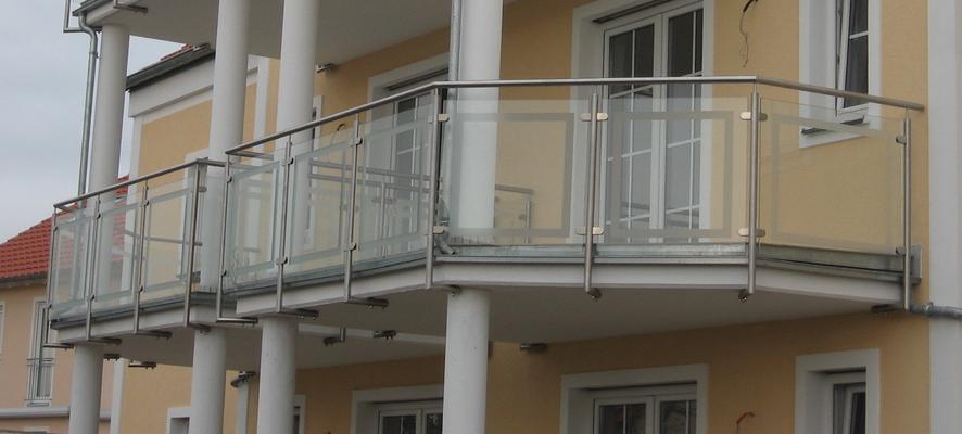 Balkongeländer aus Edelstahl, Geländerfüllung aus ESG 10mm Klarglas mit sandgestrahlter Umrandung