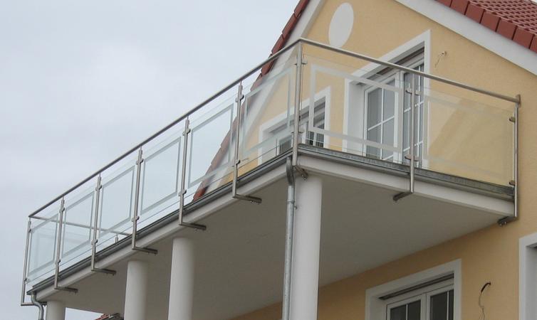 Balkongeländer aus Edelstahl, Geländerfüllung aus ESG 10mm Klarglas mit sandgestrahlter Umrandung
