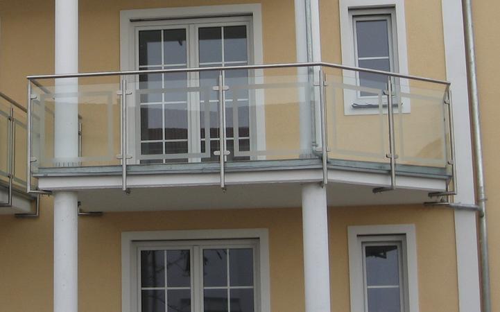 Balkongeländer aus Edelstahl, Geländerfüllung aus ESG 10mm Klarglas mit sandgestrahlter Umrandung