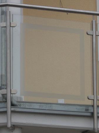 Balkongeländer aus Edelstahl, Geländerfüllung aus ESG 10mm Klarglas mit sandgestrahlter Umrandung
