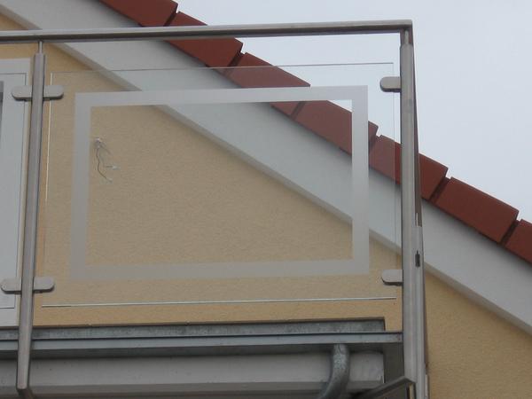 Balkongeländer aus Edelstahl, Geländerfüllung aus ESG 10mm Klarglas mit sandgestrahlter Umrandung