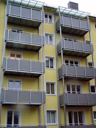 Stahlbalkone in verzinkter Ausführung, Geländerfüllung mit Trespaplatte farblich beschichtet