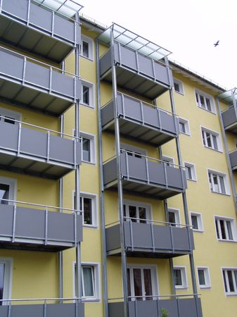 Stahlbalkone in verzinkter Ausführung, Geländerfüllung mit Trespaplatte farblich beschichtet