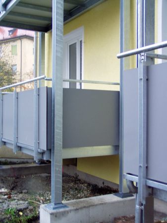 Stahlbalkone in verzinkter Ausführung, Geländerfüllung mit Trespaplatte farblich beschichtet