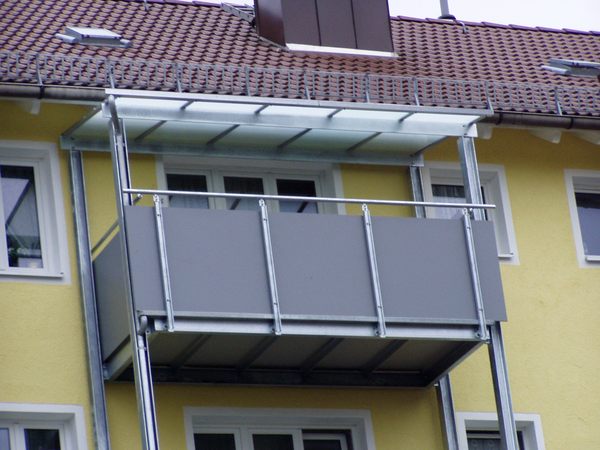 Stahlbalkone in verzinkter Ausf&uuml;hrung, Gel&auml;nderf&uuml;llung mit Trespaplatte farblich beschichtet