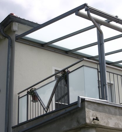 Balkongeländer und Überdachung verzinkt und lackiert, Füllung aus VSG Glas mit mattweißer Folie