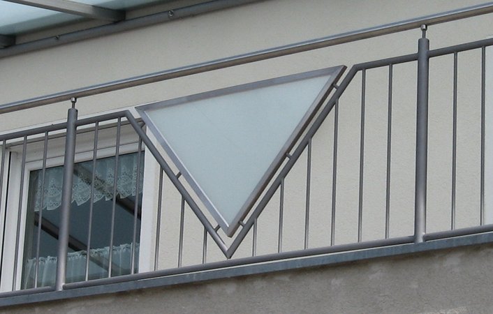 Balkongeländer und Überdachung verzinkt und lackiert, Füllung aus VSG Glas mit mattweißer Folie