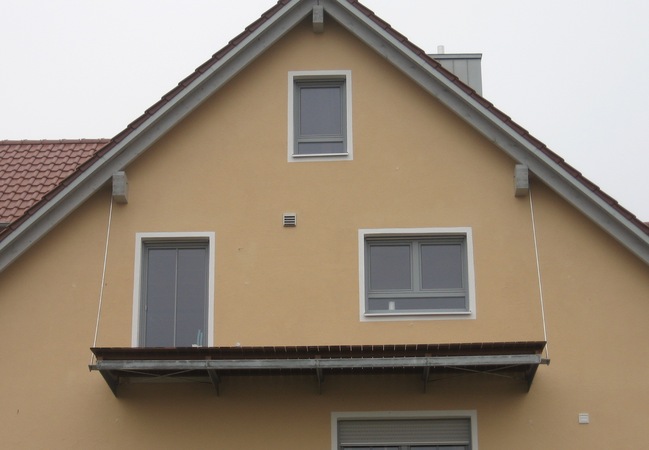 Stahlkonstruktion abgehängt, mit Holz belegt. Geländer verzinkt und lackiert mit Edelstahlhandlauf und                        Edelstahlkugeln.