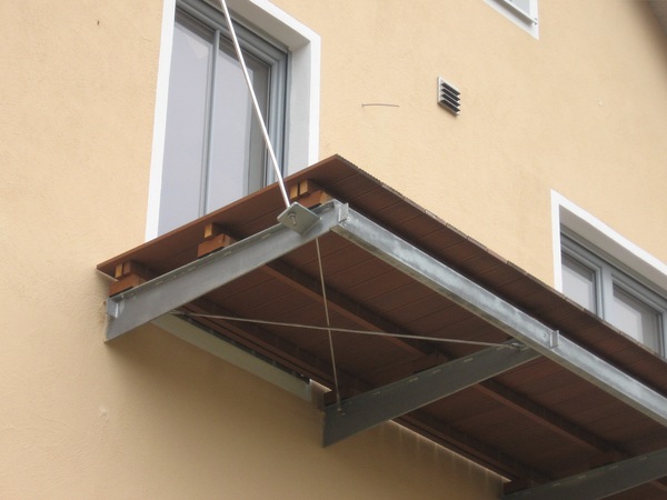Stahlkonstruktion abgehängt, mit Holz belegt. Geländer verzinkt und lackiert mit Edelstahlhandlauf und                        Edelstahlkugeln.