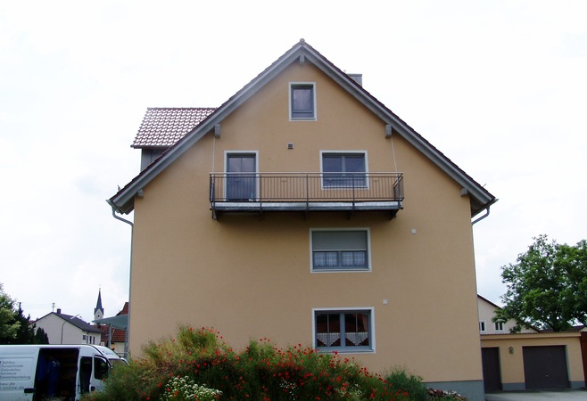 Stahlkonstruktion abgehängt, mit Holz belegt. Geländer verzinkt und lackiert mit Edelstahlhandlauf und                        Edelstahlkugeln.