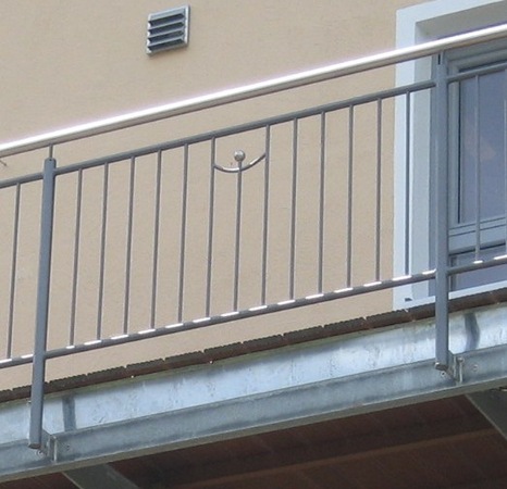 Stahlkonstruktion abgehängt, mit Holz belegt. Geländer verzinkt und lackiert mit Edelstahlhandlauf und                        Edelstahlkugeln.
