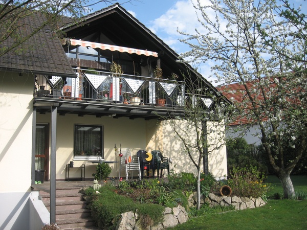 Teilweiser Balkonanbau mit Balkongeländer verzinkt und lackiert, Handlauf und Lochblech aus                               Edelstahl.
