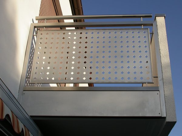 Balkongeländer aus Edelstahl, mit Edelstahllochblech und Verblendung