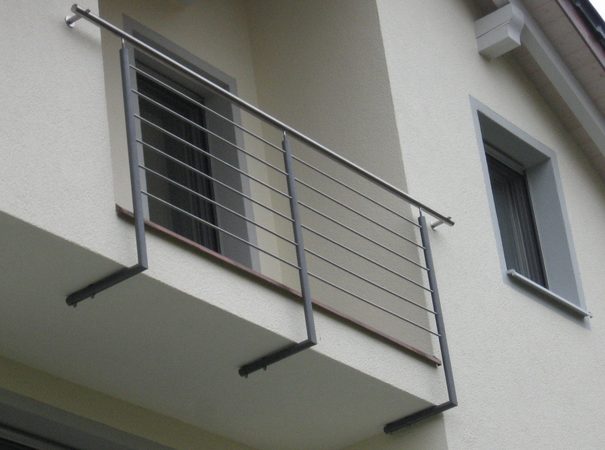 Balkonkonstruktion Stahl verzinkt und lackiert, Geländer verzinkt und lackiert mit Edelstahlhandlauf                   und waagrechten Füllstäben aus Edelstahl