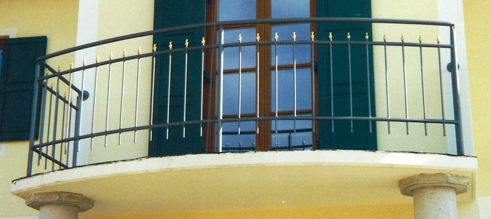 Balkongeländer verzinkt und lackiert mit Messingspitzen