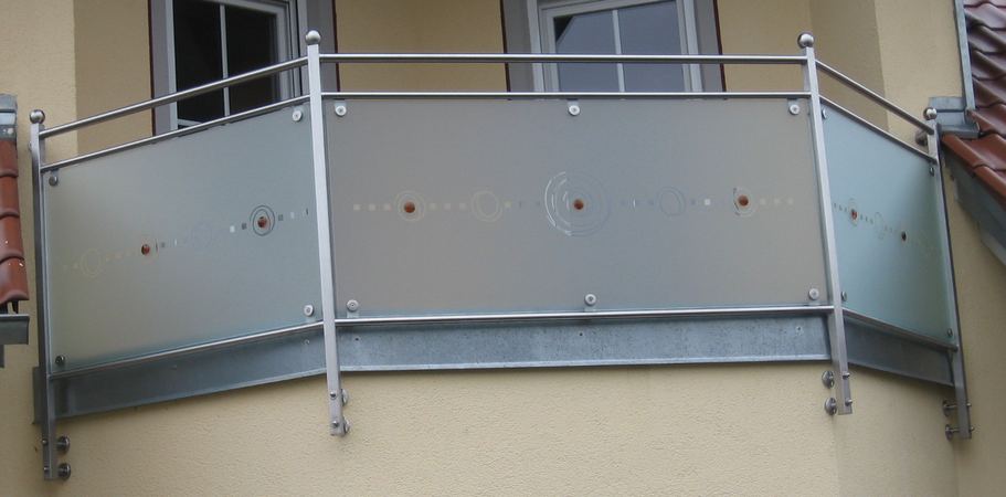 Balkongeländer aus Edelstahl mit Verglasung ESG 10 mm Golden Nuget