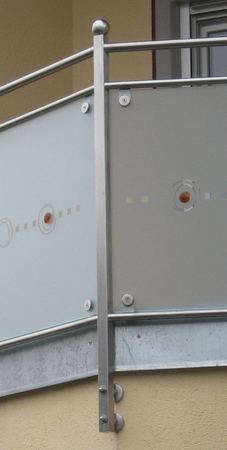 Balkongeländer aus Edelstahl mit Verglasung ESG 10 mm Golden Nuget