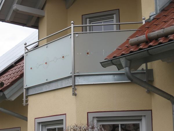 Balkongeländer aus Edelstahl mit Verglasung ESG 10 mm Golden Nuget