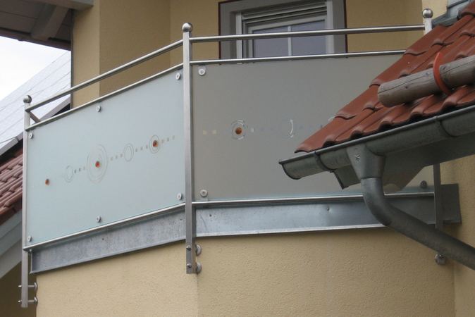 Balkongeländer aus Edelstahl mit Verglasung ESG 10 mm Golden Nuget