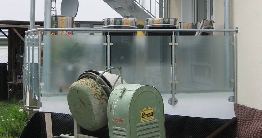 Balkonanlage mit Treppenabgang Stahl verzinkt, Geländer Stahl verzinkt Füllung Glas ESG                              10mm Satinato