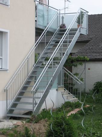 Balkonanlage mit Treppenabgang Stahl verzinkt, Geländer Stahl verzinkt Füllung Glas ESG                              10mm Satinato