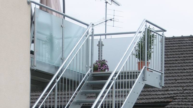 Balkonanlage mit Treppenabgang Stahl verzinkt, Geländer Stahl verzinkt Füllung Glas ESG                              10mm Satinato