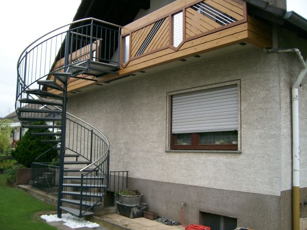 Balkongel&auml;nder aus Kunststoff beschichtet in Holzoptik, Spindeltreppe verzinkt und lackiert Handlauf aus Edelstahl