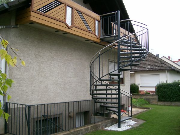 Balkongel&auml;nder aus Kunststoff beschichtet in Holzoptik, Spindeltreppe verzinkt und lackiert Handlauf aus Edelstahl