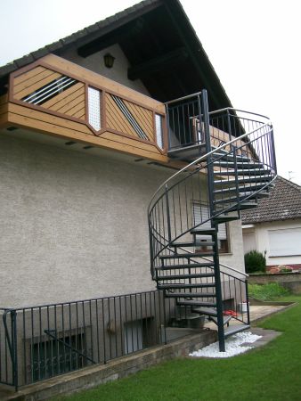 Balkongel&auml;nder aus Kunststoff beschichtet in Holzoptik, Spindeltreppe verzinkt und lackiert Handlauf aus Edelstahl