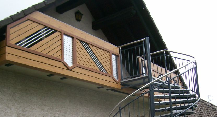 Balkongel&auml;nder aus Kunststoff beschichtet in Holzoptik, Spindeltreppe verzinkt und lackiert Handlauf aus Edelstahl