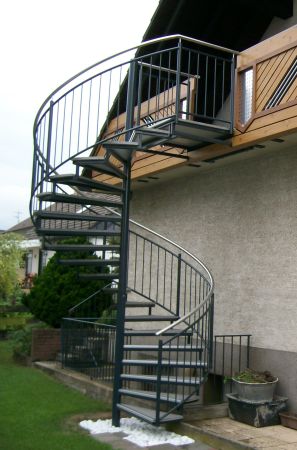 Balkongel&auml;nder aus Kunststoff beschichtet in Holzoptik, Spindeltreppe verzinkt und lackiert Handlauf aus Edelstahl