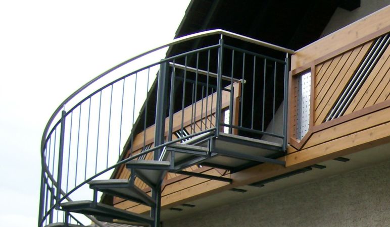 Balkongel&auml;nder aus Kunststoff beschichtet in Holzoptik, Spindeltreppe verzinkt und lackiert Handlauf aus Edelstahl