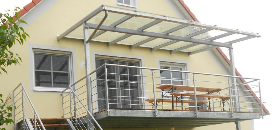 Stahlbalkon mit Überdachung und Treppenabgang verzinkt