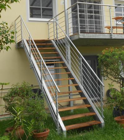 Stahlbalkon mit Überdachung und Treppenabgang verzinkt