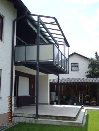 Balkonerweiterung: Stahlkonstruktion mit Glasdach, Geländer mit Glasfüllung und Windschutz aus Glas