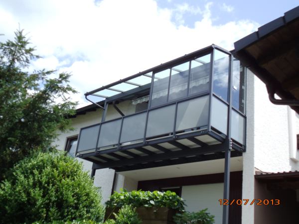 Balkonerweiterung: Stahlkonstruktion mit Glasdach, Gel&auml;nder mit Glasf&uuml;llung und Windschutz aus Glas