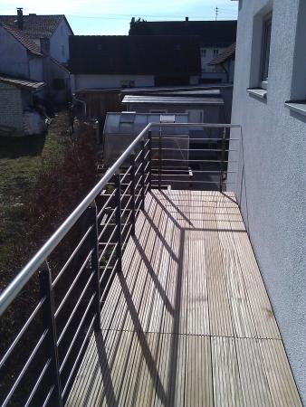 Balkonunterkonstruktion aus verzinktem und lackiertem Profilstahl über eingebaute Schöck Iso Körbe an der Hauswand verschraubt, Balkonbelag aus Tropenholz, Balkongeländer Stahl verzinkt und lackiert (Geländerpfosten), Handlauf und Füllstäbe aus Edelstahl