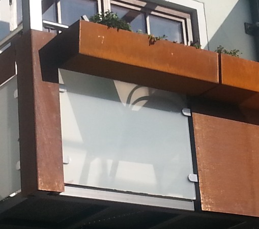Abgehängter Stahlbalkon mit Terrassenüberdachung verzinkt und lackiert, Balkonfüllung VSG TVG Glas und Cortenstahl