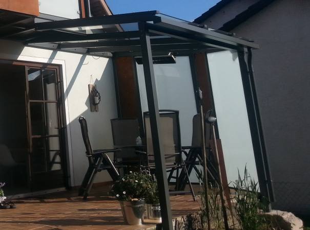 Abgehängter Stahlbalkon mit Terrassenüberdachung verzinkt und lackiert, Balkonfüllung VSG TVG Glas und Cortenstahl