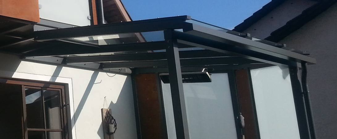 Abgehängter Stahlbalkon mit Terrassenüberdachung verzinkt und lackiert, Balkonfüllung VSG TVG Glas und Cortenstahl