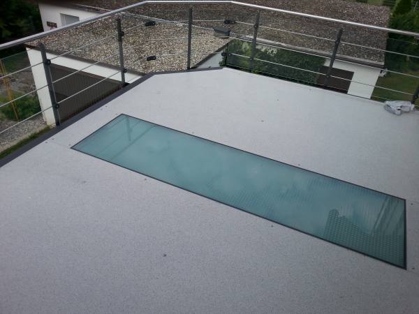 Stahlbalkon verzinkt und lackiert, mit Spindeltreppe und begehbarer Glasscheibe