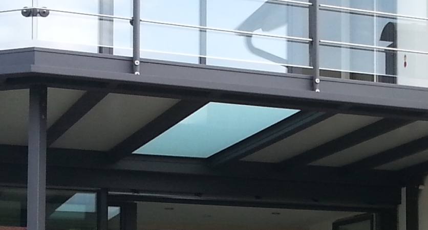 Stahlbalkon verzinkt und lackiert, mit Spindeltreppe und begehbarer Glasscheibe