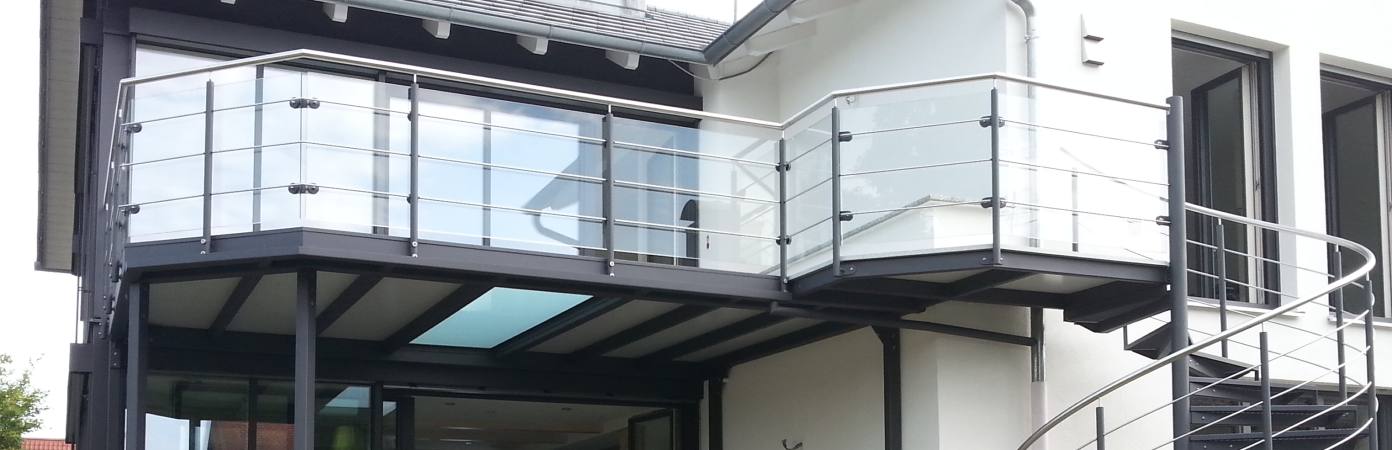 Stahlbalkon verzinkt und lackiert, mit Spindeltreppe und begehbarer Glasscheibe