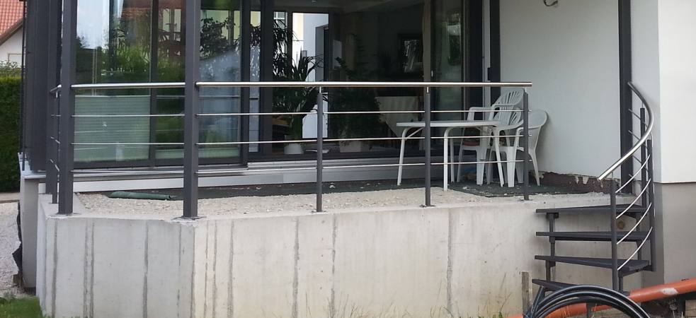 Stahlbalkon verzinkt und lackiert, mit Spindeltreppe und begehbarer Glasscheibe