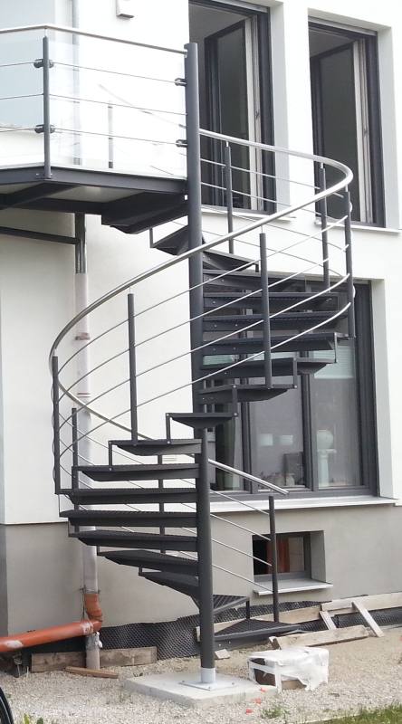 Stahlbalkon verzinkt und lackiert, mit Spindeltreppe und begehbarer Glasscheibe