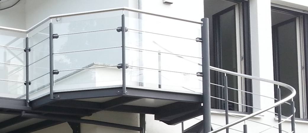 Stahlbalkon verzinkt und lackiert, mit Spindeltreppe und begehbarer Glasscheibe