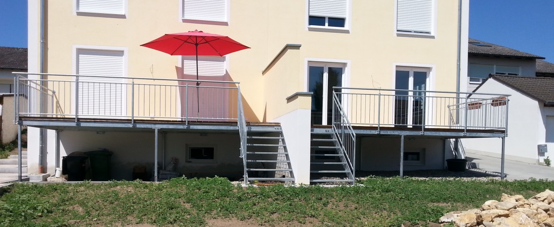 Balkon / Terrassenanbau mit Geländer und Treppenabgang Stahl verzinkt