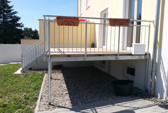 Balkon / Terrassenanbau mit Geländer und Treppenabgang Stahl verzinkt