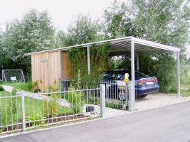 Carport aus Stahl verzinkt mit Trapezblechdach, Ger&auml;tehaus mit Holz verkleidet